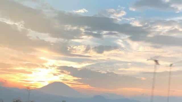 夕日に浮かび上がる富士山