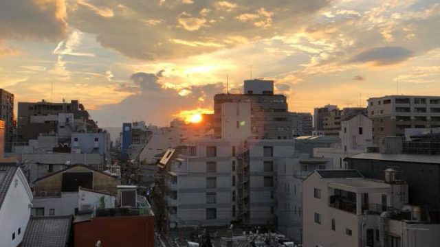 窓から眺めた京都の夕日