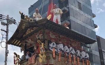 祇園祭の京都の街に住んで