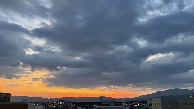 京都の秋の夕暮れ