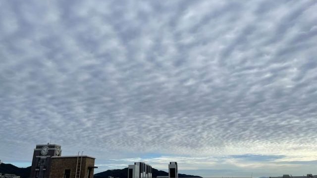 時計台と秋の雲