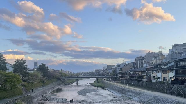 春の鴨川の夕暮れ